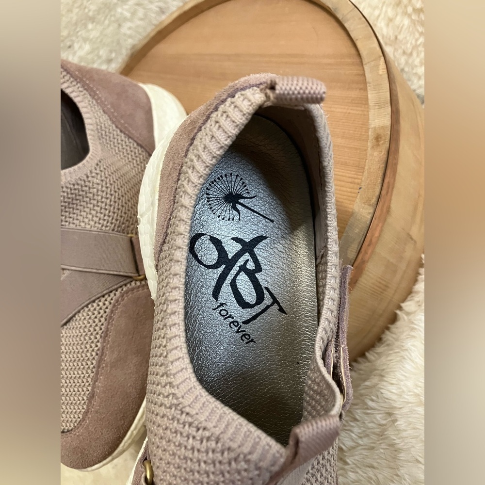 OTBT Womens Vicky Taupe Leather Suede Lifestyle Slip-On Sneakers Shoes Size 9M - Picture 8 of 9